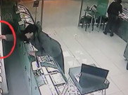 Воронежец снял лоток с драгоценностями на 500 тысяч рублей.