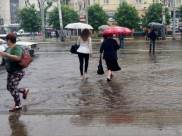 Улицы города затопило после дождя.