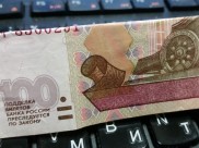Мужчина склеил фальшивую купюру.
