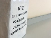 Врача поймали на получении взяток.