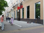 Строительство незаконной веранды пока приостановили.