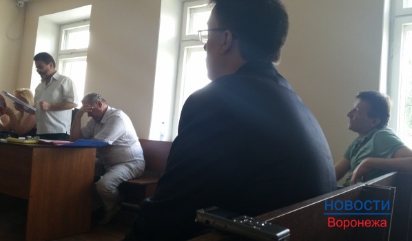Адвокат зачитывает заявление об отводе судьи Виктора Серганова.