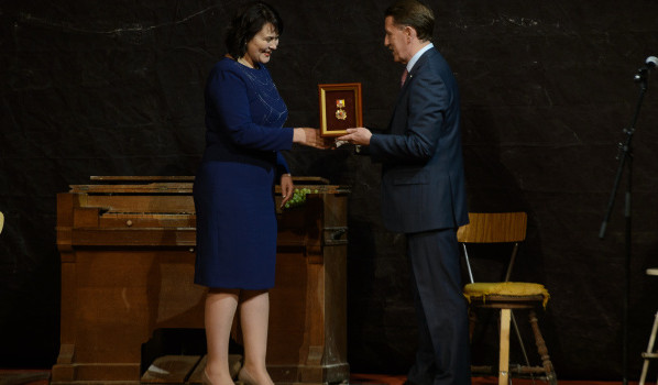 Награду из рук губернатора получила директор Международного Платоновского фестиваля искусств Любовь Пристинская.