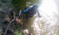 Тело подростка достали из реки водолазы.