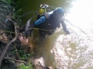Тело подростка достали из реки водолазы.