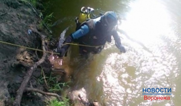 Тело подростка достали из реки водолазы.