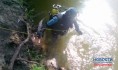 Водолазы достают тела погибших.