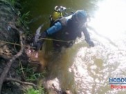 Водолазы достают тела погибших.