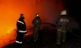 Парню было интересно наблюдать за работой пожарных.