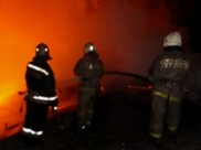 Парню было интересно наблюдать за работой пожарных.