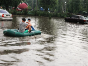 Люди выплыли на улицы на лодках.