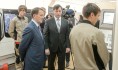 Губернатору показали оборудование в техникуме.