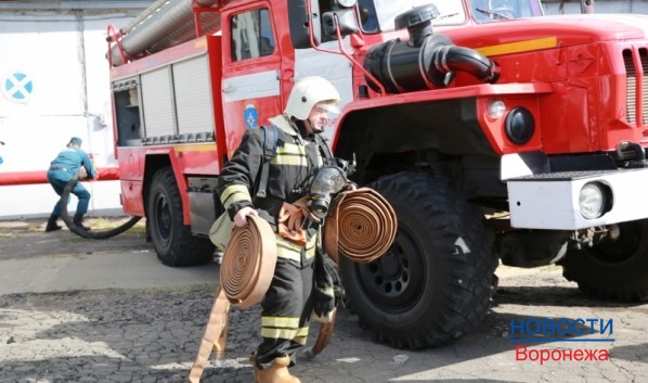 В Воронеже потушили пожар в мастерской.