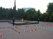 Из лампадок выложили слово «ПОМНИМ».