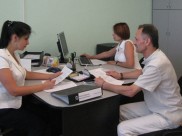 Избирательная комиссия приняла документы от первого кандидата в депутаты Государственной Думы.