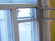 Вор пробирался через форточки.