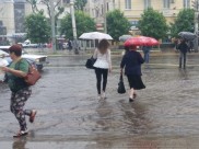 В пятницу лучше не выходить из дома без зонта.