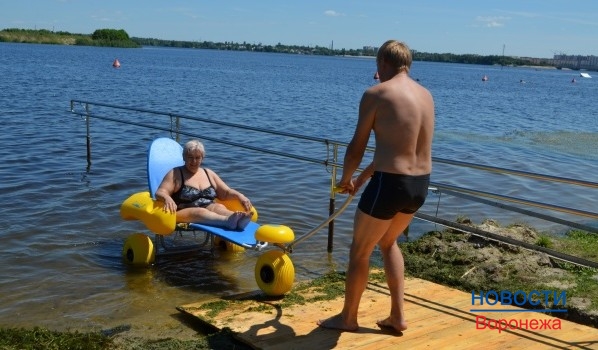 В Воронеже открыли пляж для людей с ограниченными возможностями.