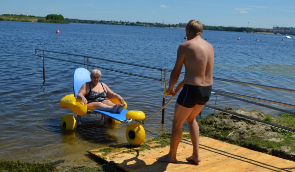 В Воронеже открыли пляж для людей с ограниченными возможностями.