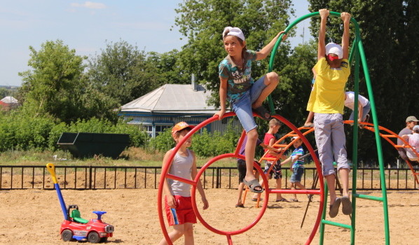 Фонд «Дети России» установил уличную игровую площадку в Елань-Колено.