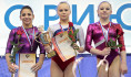 Ангелина Мельникова в центре.