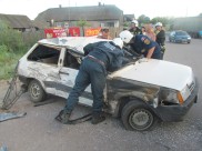 Людей из машины доставали с помощью гидравлического инструмента.