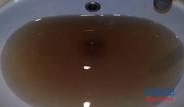 Вот такая вода течет из крана воронежца.