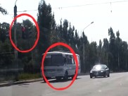 В Воронеже маршрутный «ПАЗ» проехал перекресток на красный свет.