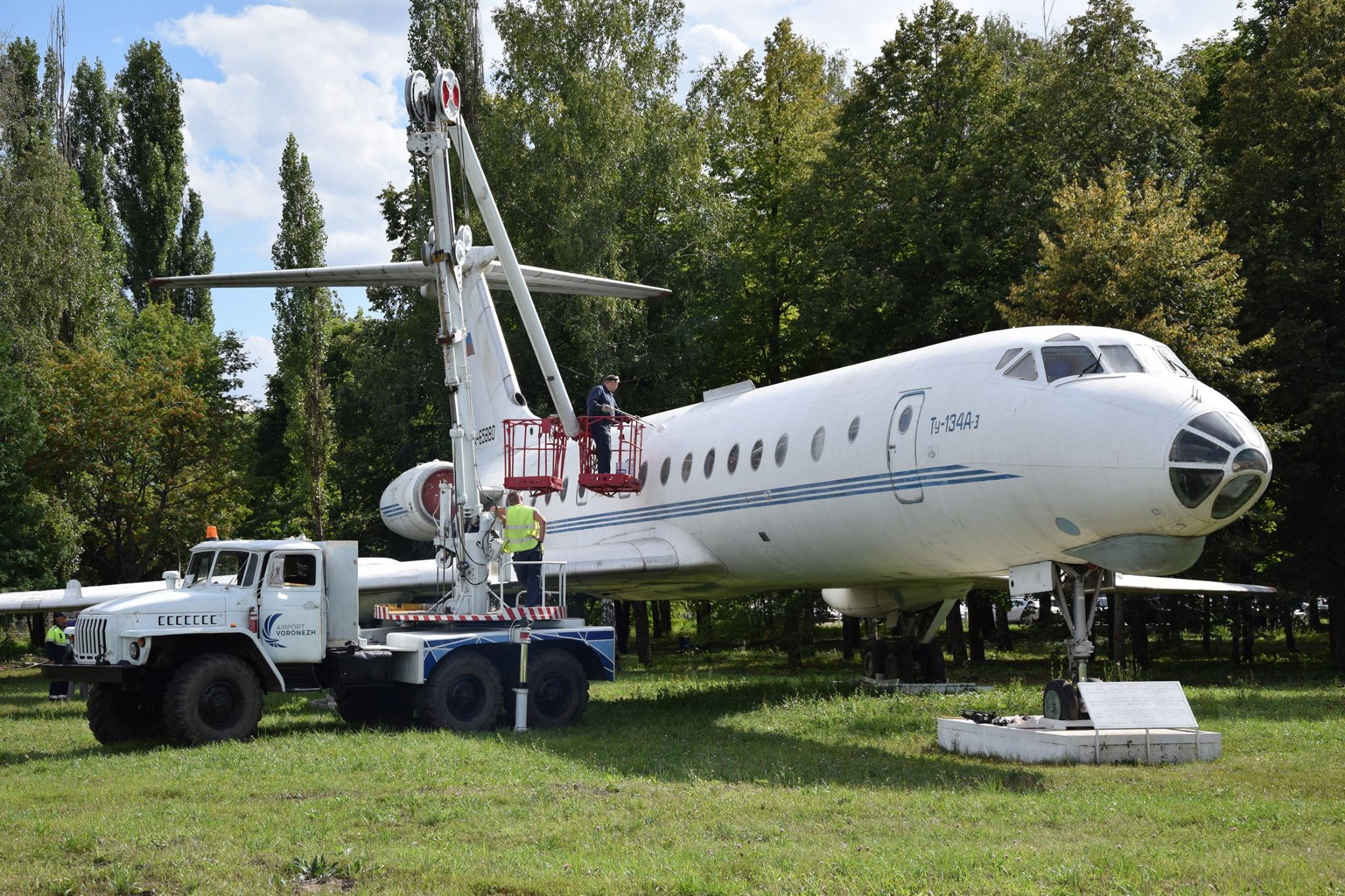 Ту-134 около аэропорта Воронежа: Самолету-памятнику нужна советская окраска  или современная?