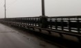 Девушка упала с моста.