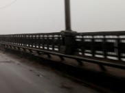 Девушка упала с моста.