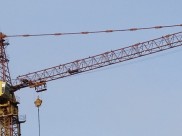Работника придавило при демонтаже крана.