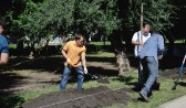 Алексей Гордеев сажает деревья в зоопарке Воронежа.