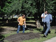 Алексей Гордеев сажает деревья в зоопарке Воронежа.