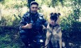 Полицейский со служебной собакой Румбой.