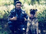 Полицейский со служебной собакой Румбой.