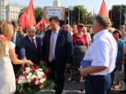 В Воронеже коммунисты возложили цветы к памятнику Ленину.
