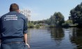 Спасатели подняли мужчин на борт и доставили их обратно на левый берег.