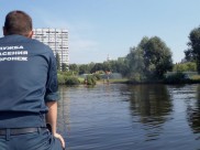Спасатели подняли мужчин на борт и доставили их обратно на левый берег.