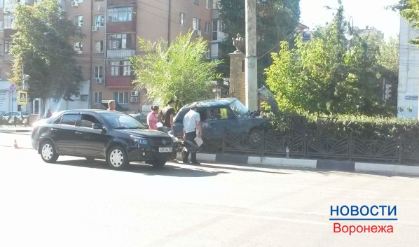 На улице Кольцовской столкнулись ВАЗ и иномарка.
