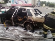 Автомобиль сгорел на середине дороги.ф