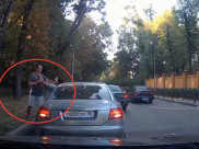 Видеорегистратор снял очередной дорожный конфликт.