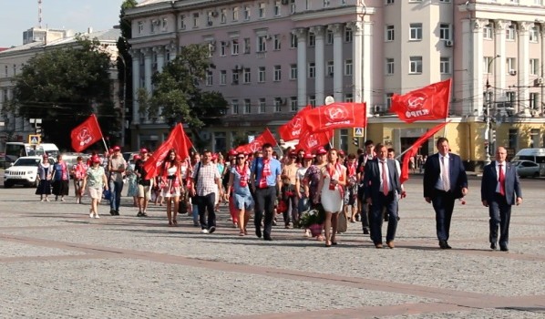 В Воронеже коммунисты возложили цветы к памятнику Ленину.