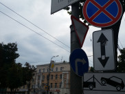 Машины увозят на штрафстоянку из-под знака «работает эвакуатор».