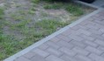 Женщина упала на дорожке в парке.