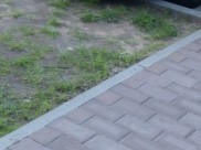 Женщина упала на дорожке в парке.