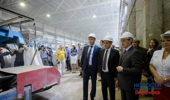 В начале лета на заводе побывал губернатор Алексей Гордеев.