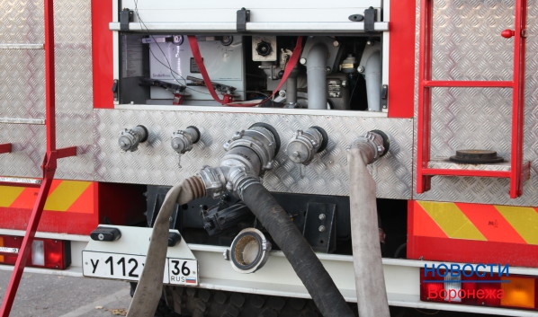 Пожарные потушили горевшие киоски.