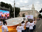 Пряник пронесли по площади Ленина в День города - 2016.