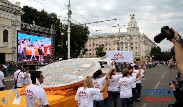 Пряник пронесли по площади Ленина в День города - 2016.